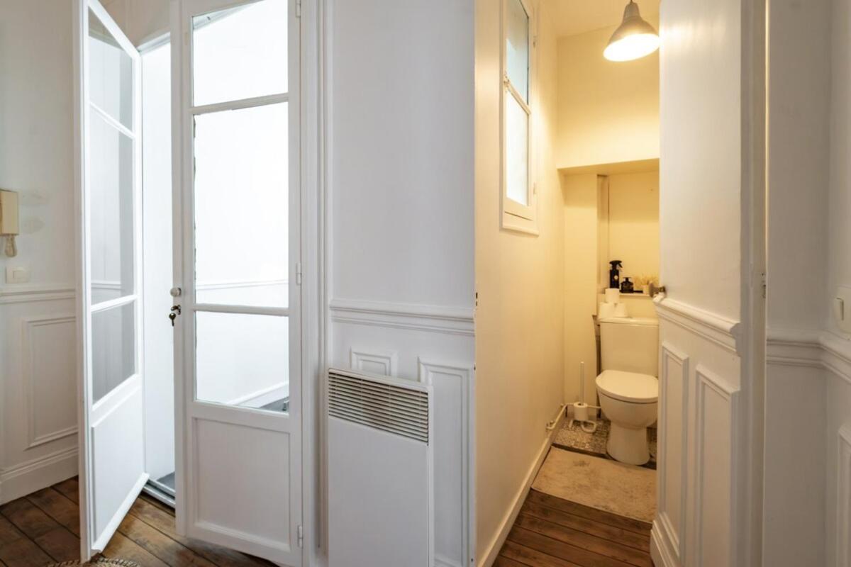4 Guests Place Des Victoires * Paris