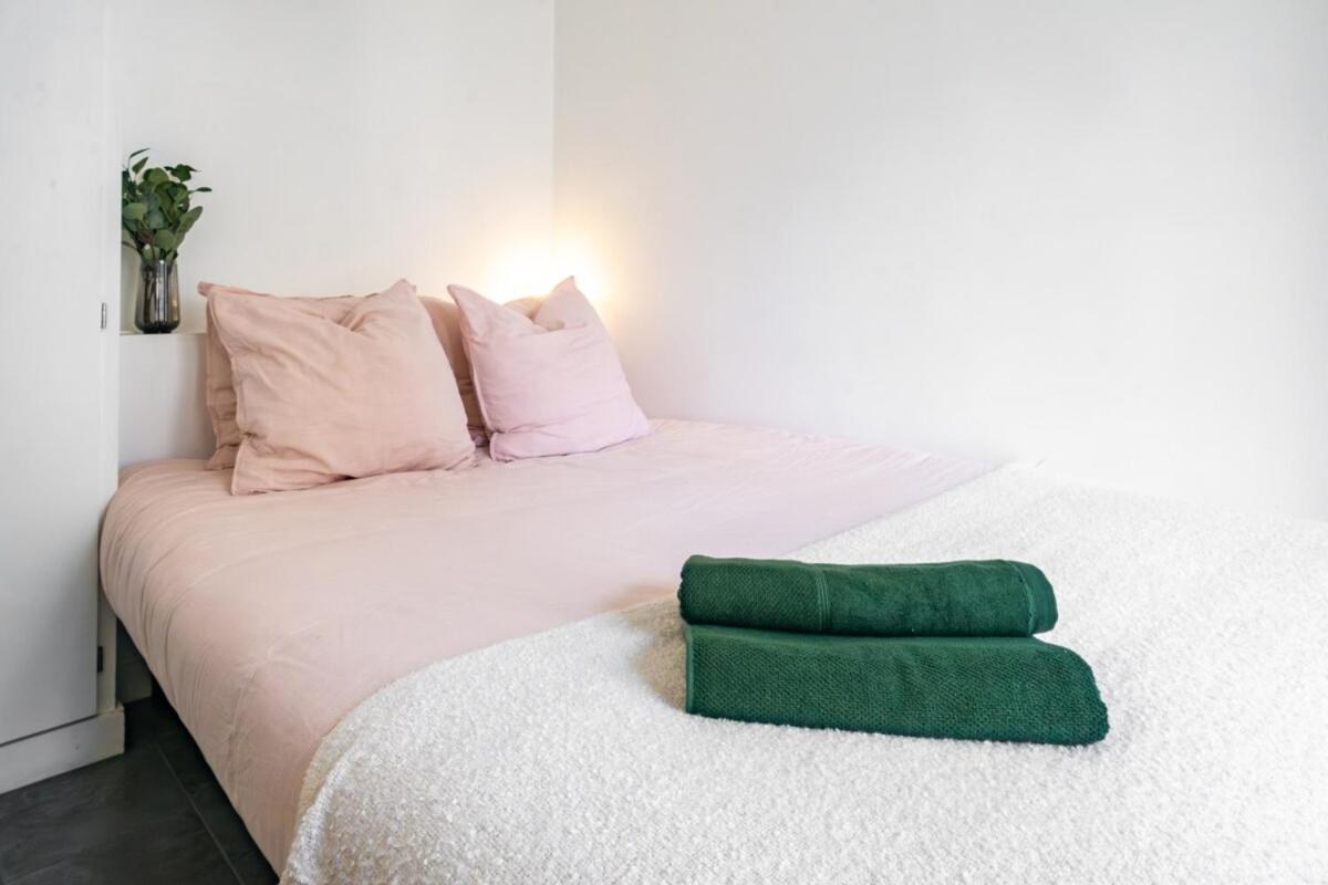 4 Guests Place Des Victoires * Paris