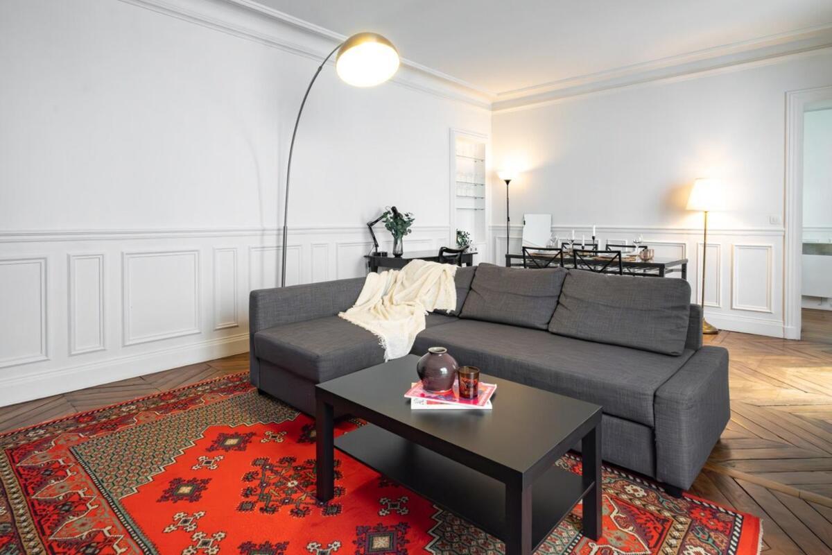 4 Guests Place Des Victoires Paris